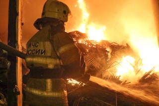 Фото: 25.mchs.gov.ru | В Приморье сгорело заброшенное здание бывшей больницы