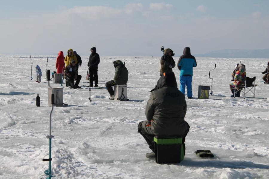 Фото: PRIMPRESS | Во Владивостоке рыбаки массово вышли на лед