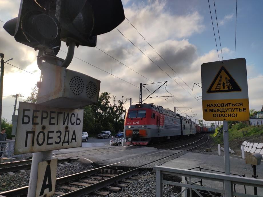 Фото: PRIMPRESS | В Приморье на ж/д переезде столкнулись самосвал и поезд