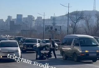 «Хоть бы кто остановился». Во Владивостоке водитель жестко избил мужчину на проезжей части