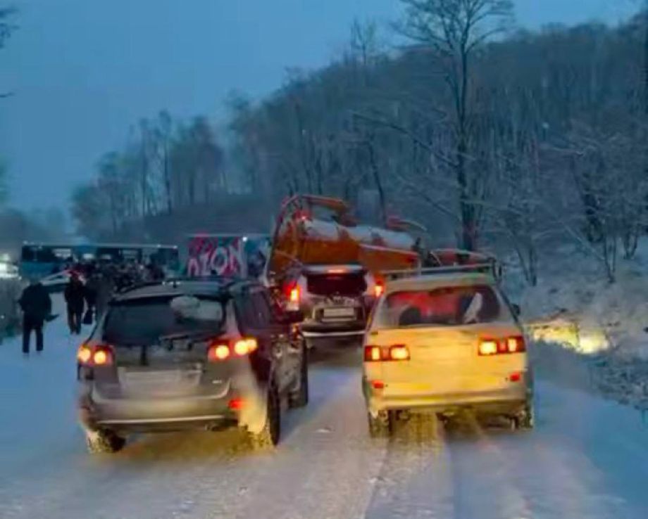 Массовое ДТП на трассе Душкино — Ливадия из-за снегопада: движение парализовано