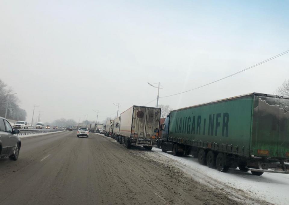Фото: PRIMPRESS | Большегрузный транспорт не пускают во Владивосток
