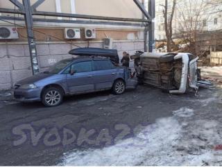 Фото: @svodka25 | При эвакуации автомобиля с нетрезвыми погибшими обнаружили гранату и оружие