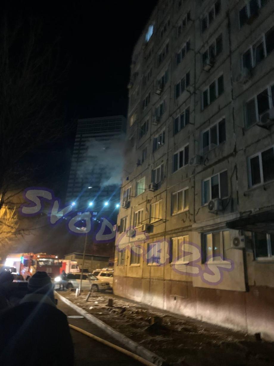 Фото: Telegram-канал Svodka25 | Проклятая гостинка. Очередной пожар произошел в неблагополучном районе Владивостока