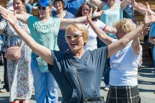 Как получить «Ветерана труда» и ни в чем не нуждаться: правила оформления и размер выплат