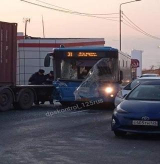 Фото: @dpskontrol_125rus | Стекло и фары разбиты: пассажирский автобус устроил ДТП во Владивостоке