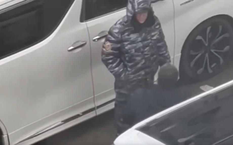 Во Владивостоке неадекватный мужчина напугал местных жителей оружием