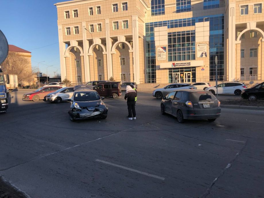 Центр города колом: во Владивостоке две иномарки устроили погром на дороге