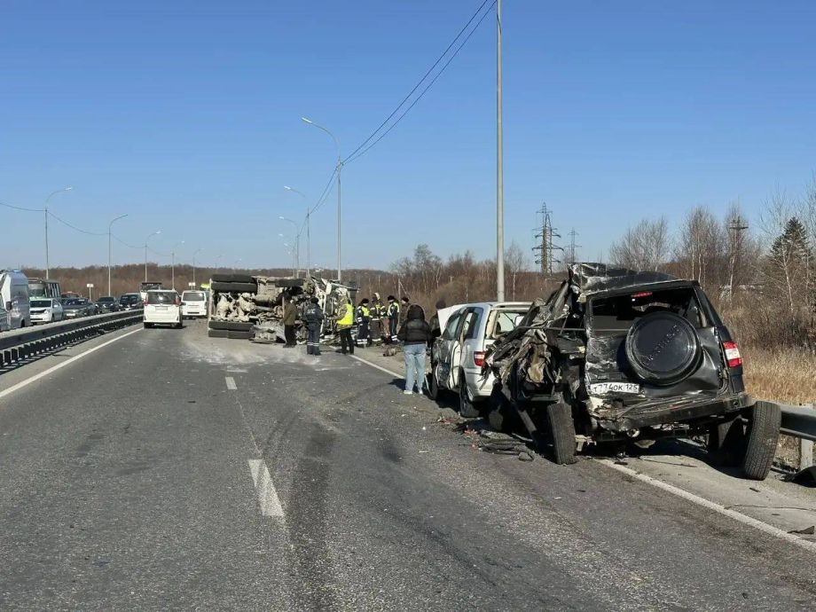 Машины смяло, грузовик поперек дороги: жесткая авария парализовала движение на трассе под Владивостоком