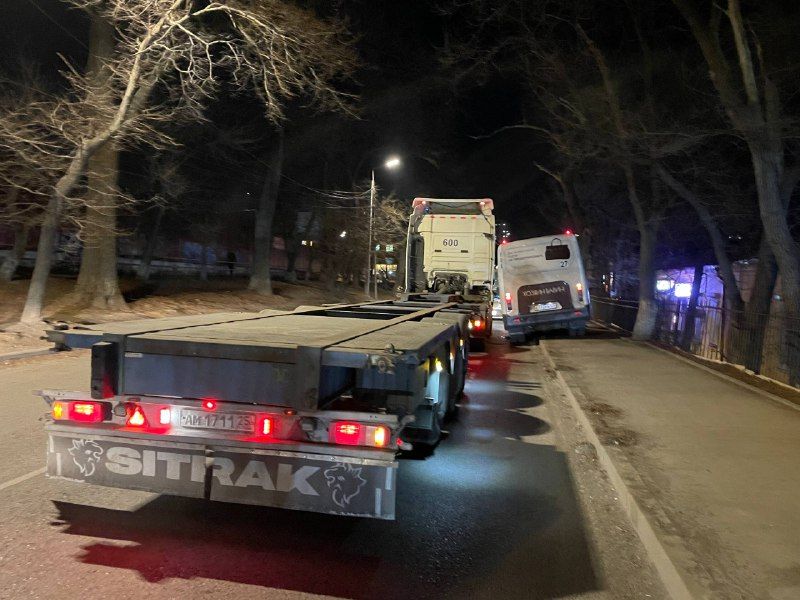 Отсутствие страховки и боковой интервал: две ошибки — три участника ДТП во Владивостоке