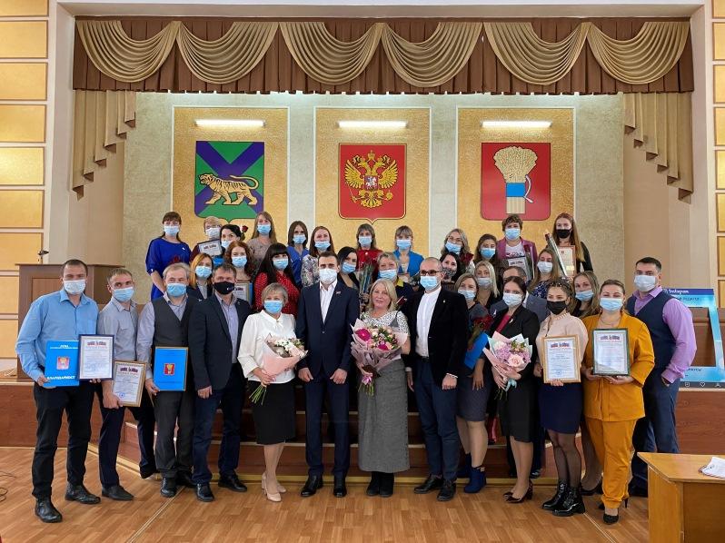 Фото: zspk.gov.ru | Приморский парламентарий поздравил с пятилетием Совет молодых педагогов Уссурийска