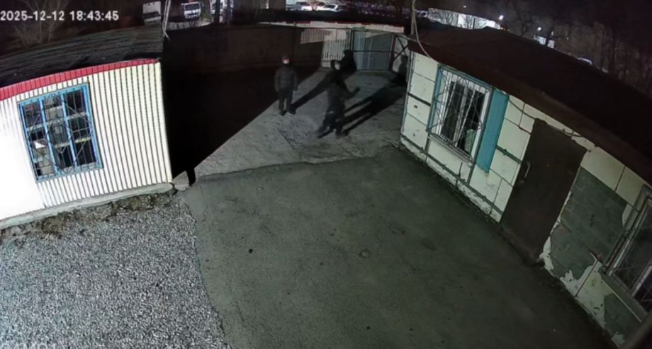 Ночные альпинисты»: подростки полезли на склад — теперь ждут «восхождения» родительских эмоций