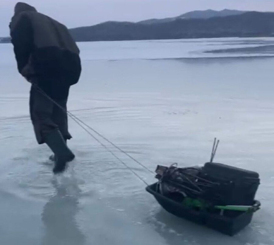 Рыбалка по колено в воде: приморские любители лова продолжают рисковать жизнью