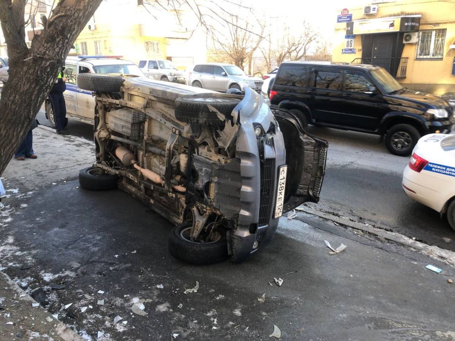 Во Владивостоке автомобиль с леди перевернулся из-за заклинившей педали газа