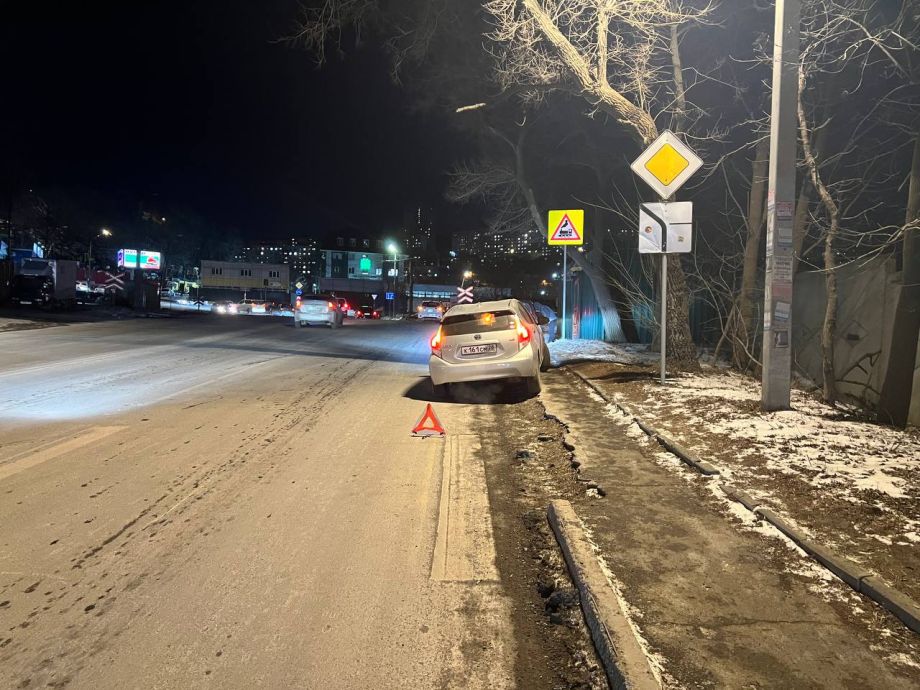 Лобовое вдребезги: опасная езда во Владивостоке закончилась наездом на остановке