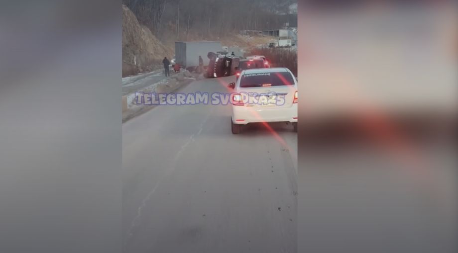 Перевернувшийся внедорожник парализовал движение во Владивостоке