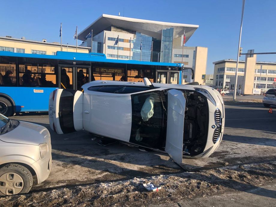 Серьезное ДТП на острове Русском: водитель BMW пострадал при опрокидывании