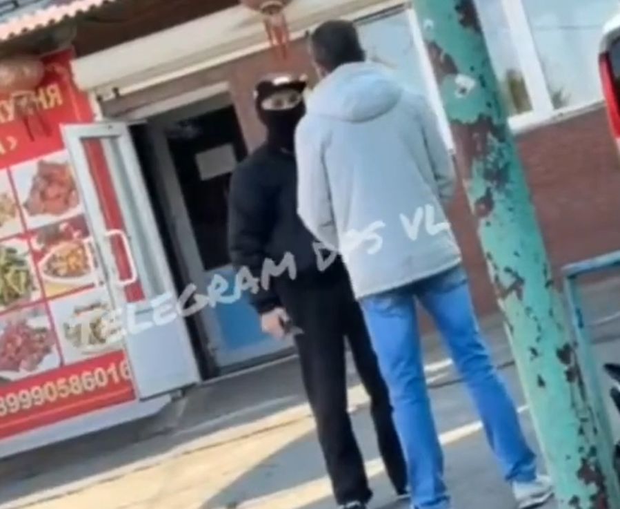 Подросток с ножом угрожал на улице мужчине во Владивостоке