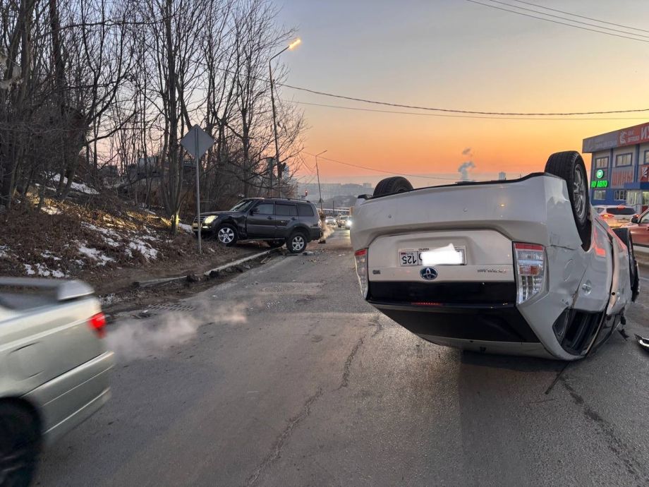 Во Владивостоке на Выселковой обнаружен перевертыш и битый внедорожник