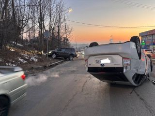 Во Владивостоке на Выселковой обнаружен перевертыш и битый внедорожник