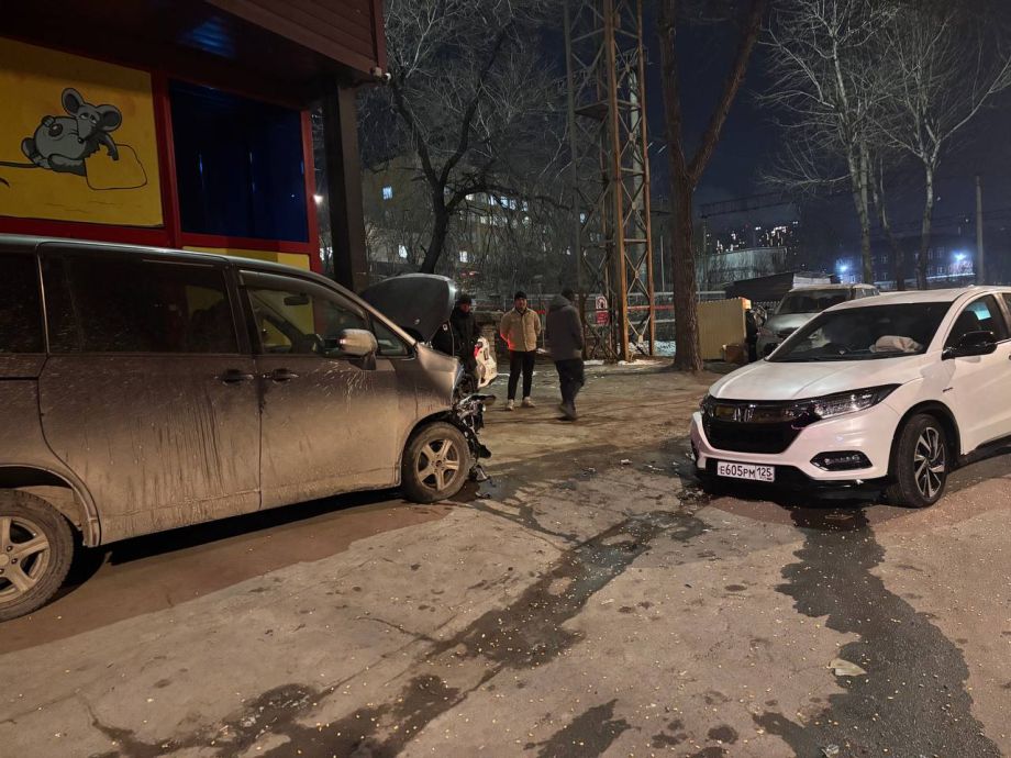 Девушка уснула за рулем и разнесла припаркованный автомобиль во Владивостоке