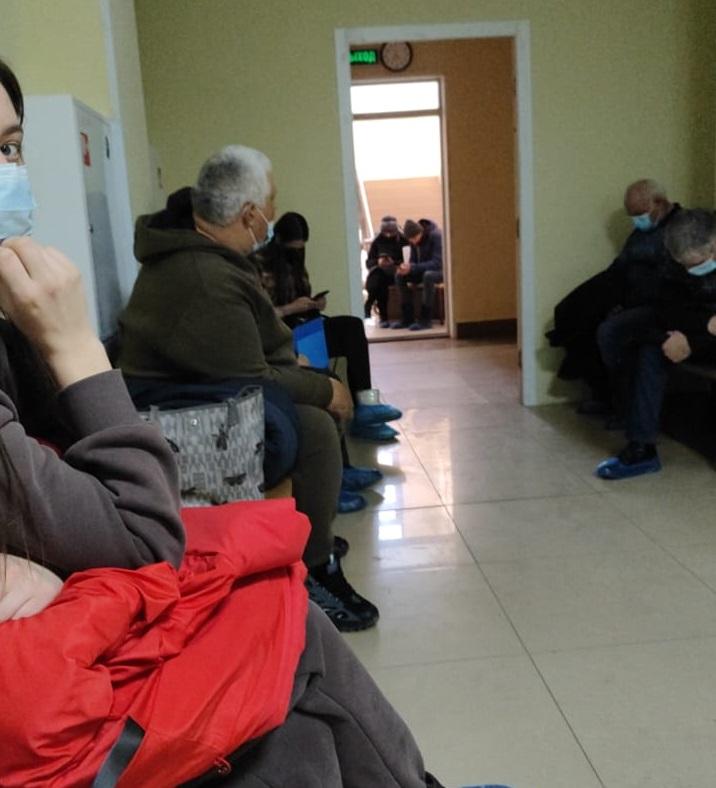 Фото: PRIMPRESS | «Один врач и сотни заболевших»: многочасовая очередь образовалась в популярной поликлинике Владивостока