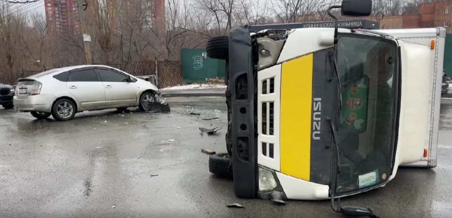 Грузовик на боку, скорая на месте: подробности ДТП на Второй Речке