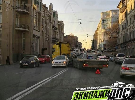 Фото: скриншот «Экипажи-ДПС» | ДТП с большегрузом перекрыло несколько полос в центре Владивостока