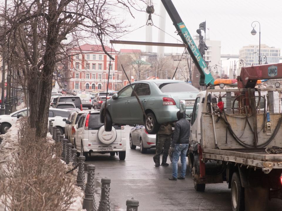 Фото: Илья Евстигнеев | Россиян предупредили: автоэвакуатор может лишить автомобиля навсегда