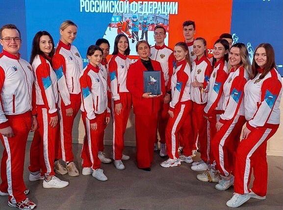 Фото: «Единая Россия» | Общественницу из Владивостока наградила Ирина Винер