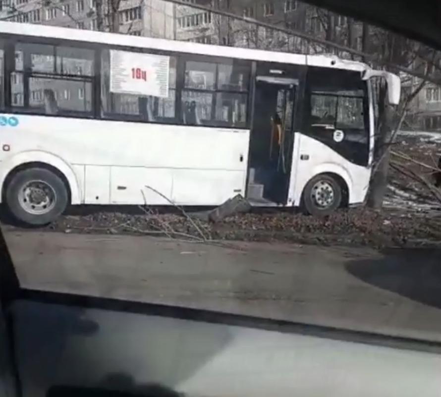 Фото: Соцсети | Во Владивостоке произошла автоавария с участием автобуса