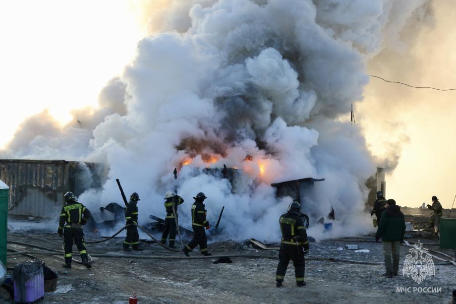 Фото: МЧС Приморского края | Крупный пожар рядом со строящимся ЖК произошел во Владивостоке