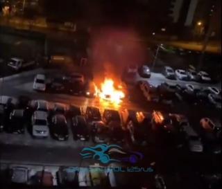 Фото: скриншот dpskontrol125rus | Появилась информация о пожаре, в результате которого сгорели три автомобиля во Владивостоке