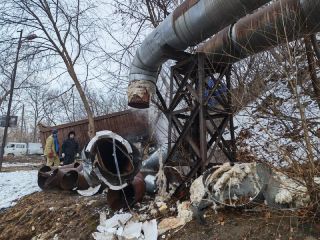 В Находке из‑за ДТП с грузовиком ввели режим ЧС: подробности о прорванной теплотрассе