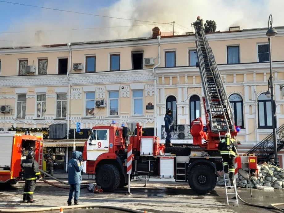 Крупный пожар охватил историческое здание в центре Владивостока