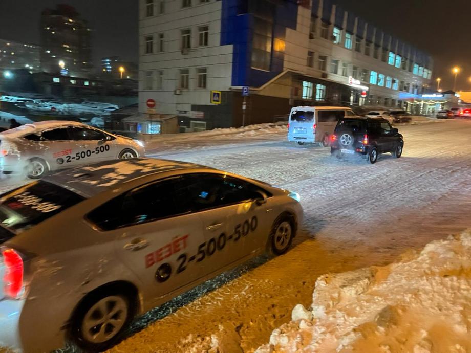 Фото: PRIMPRESS | ДТП и рост цен на такси. Что творится на дорогах Владивостока из-за циклона