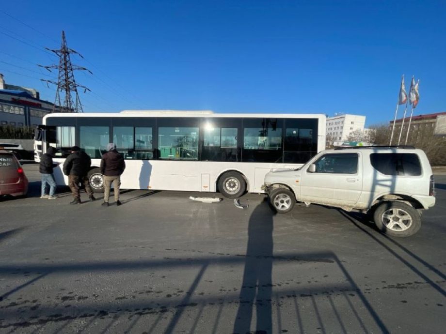 Иностранец-автобусник прижал «Джимник» во Владивостоке