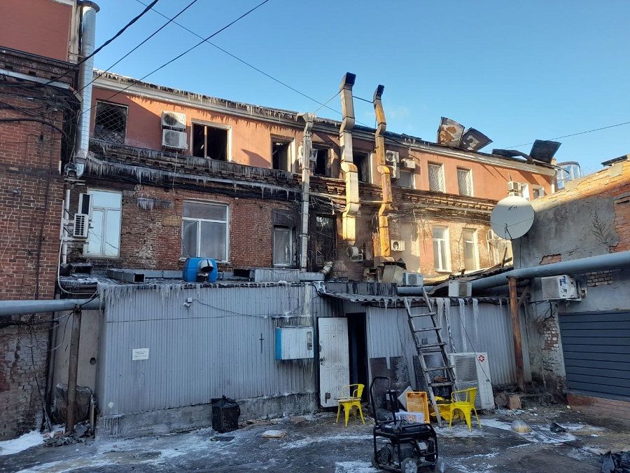 Верх выгорел, низ затоплен: историческое здание в центре Владивостока тушили сутки