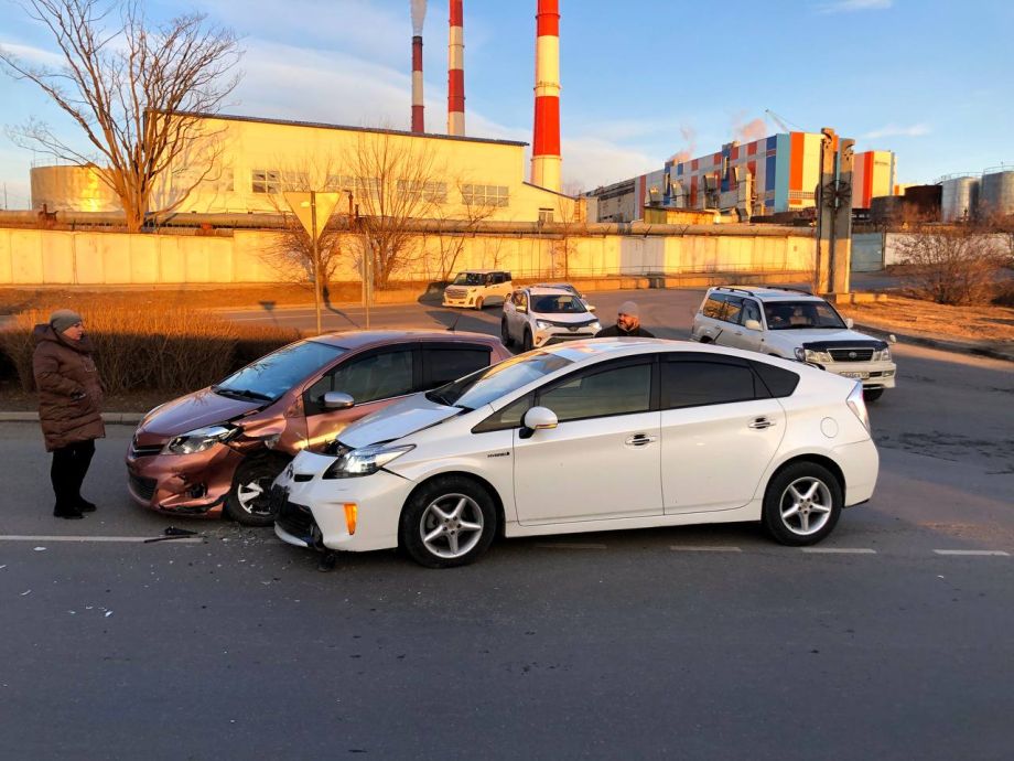 Ошибка на перекрёстке закончилась серьезным ДТП во Владивостоке