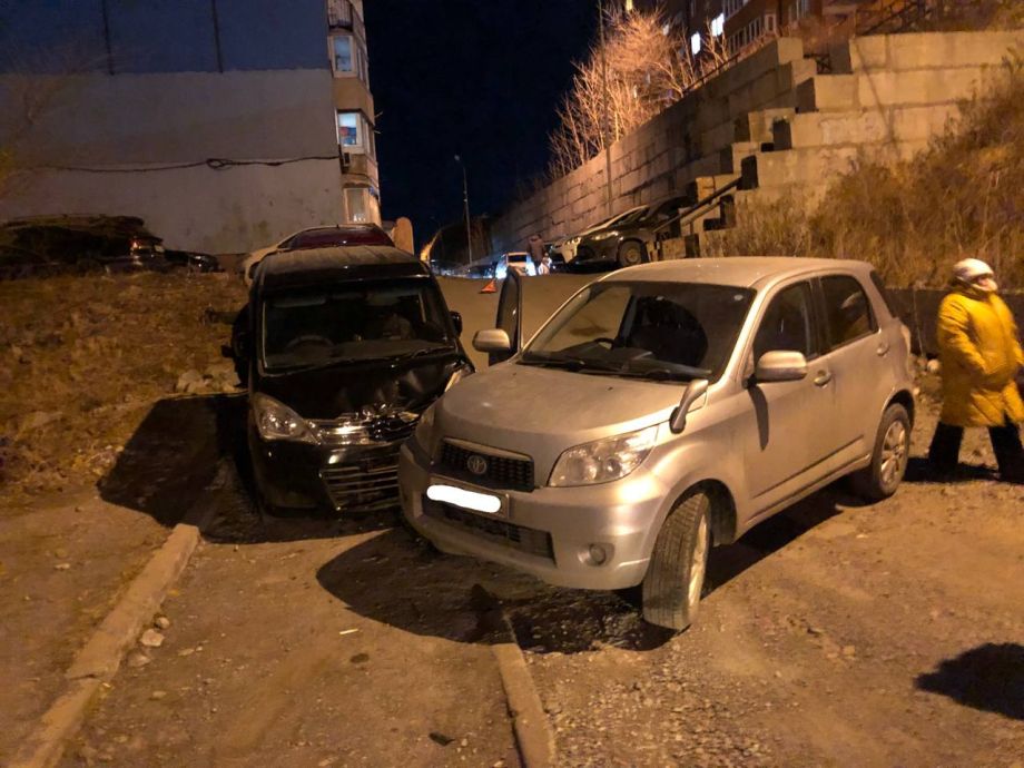 Фея за рулём: во Владивостоке автомобиль отправился в «свободное плавание»