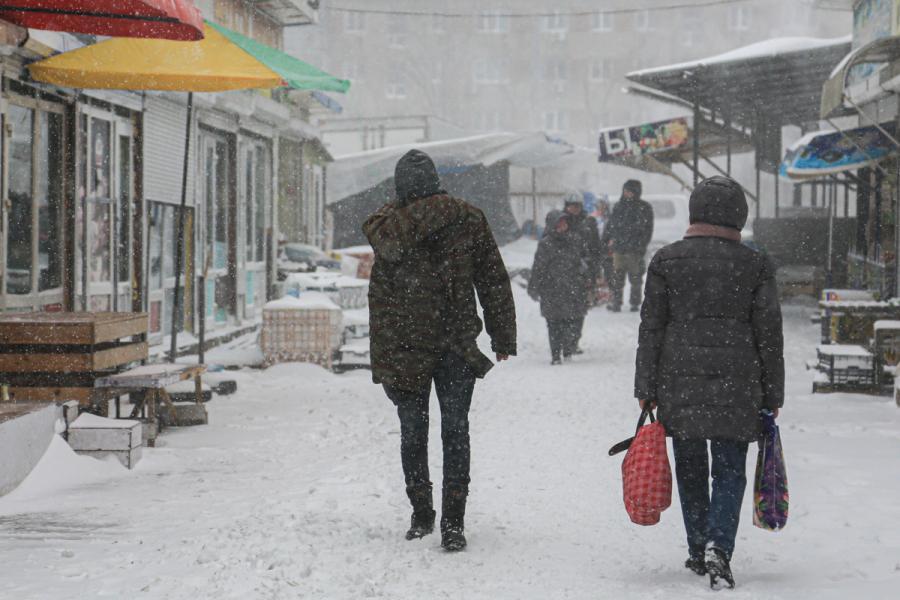 Фото: PRIMPRESS | «Просто конченый». Поступок жителя Владивостока после снегопада прославил его в Сети
