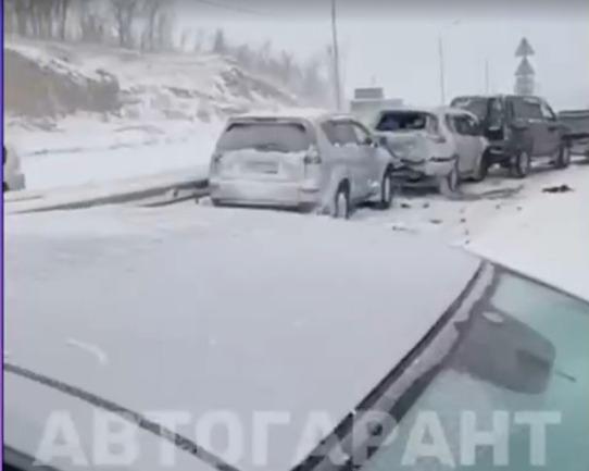 Фото: телеграм-канал "Автогарант" | В пригороде Владивостоке перекрыли дорогу из-за массовой аварии