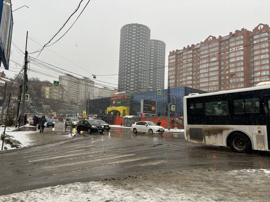 «Эта ночь даст нам прикурить»: вместе со снегом во Владивостоке начался дождь
