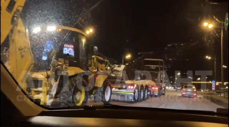 Фото: соц.сети | «Какие находчивые». Водитель трактора помог застрявшему грузовику во Владивостоке