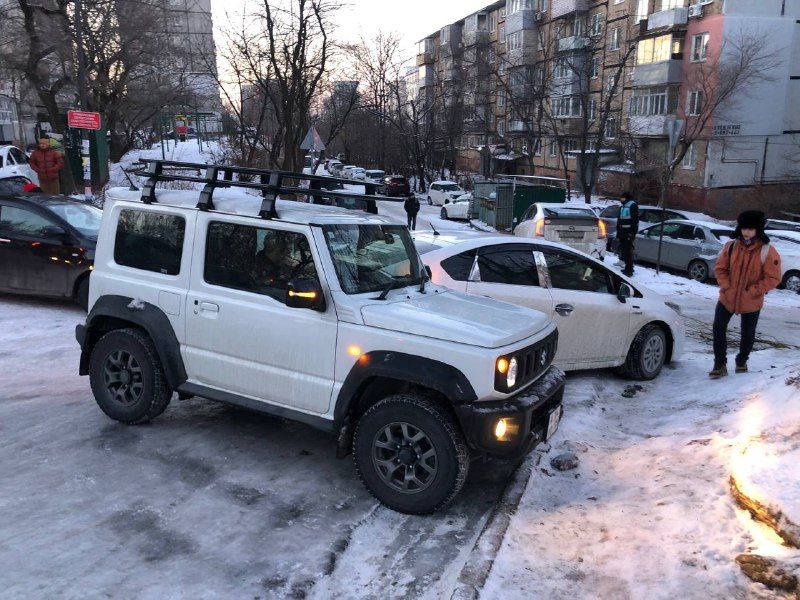 На улице Кирова во Владивостоке — дорожные происшествия из‑за гололёда