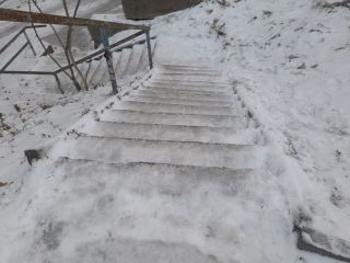 Гололёд превратил Владивосток в опасную полосу препятствий для людей