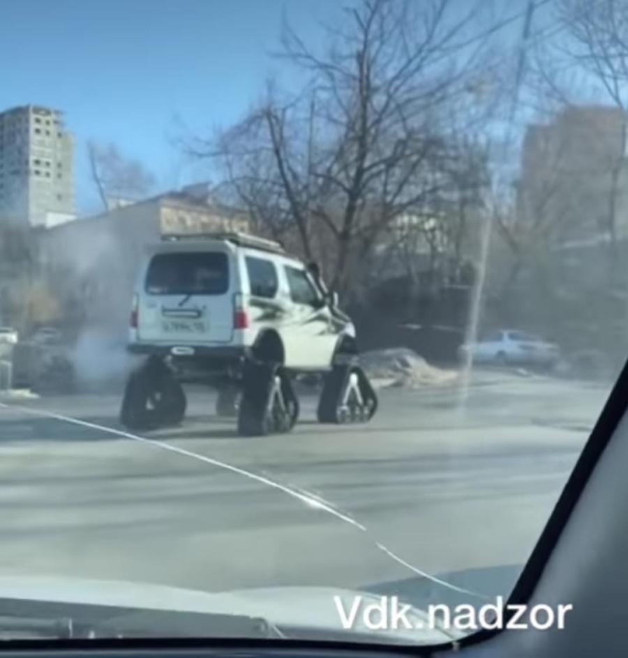 Фото: @vdk.nadzor | «Еще и поворотники включает»: жители Приморья заметили необычную машину
