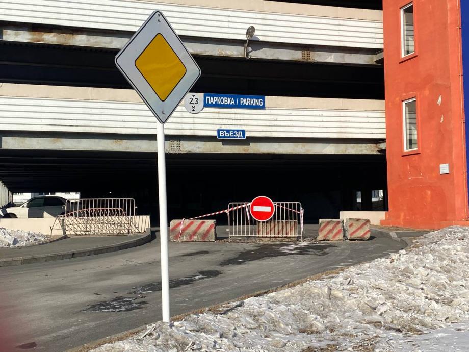 Фото: Иван К. | «Закрывается на ремонт». Многоуровневая парковка на территории ДВФУ может обрушиться