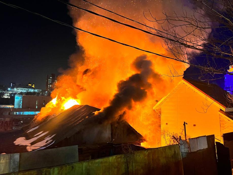 Фото: PRIMPRESS | Полыхало мощно. В центре Владивостока рядом с крупным ТЦ ликвидируют пожар