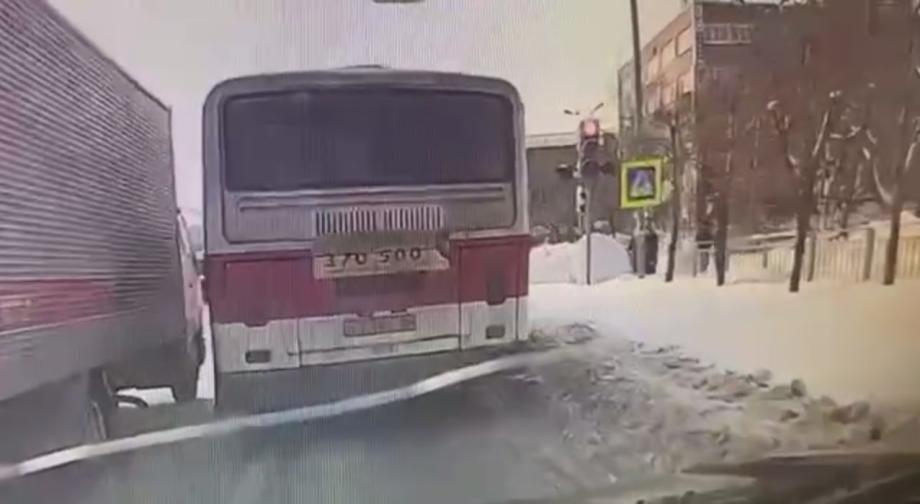 Фото: кадр видео | Прокуратуру заинтересовало видео нарушения ПДД водителем автобуса в Приморье